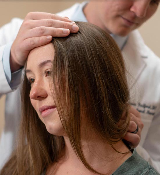 Dr. Radford working with a female patient | Tampa Bay Functional Neurology